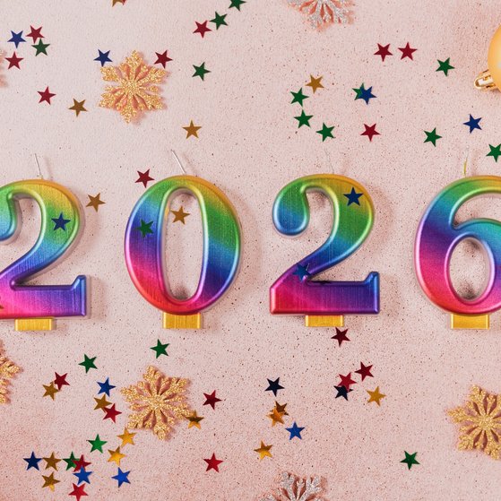 Die Zahl 2026 und Weihnachtskugeln mit Konfetti. Die Zahl 2026 und Weihnachtskugeln mit Konfetti.