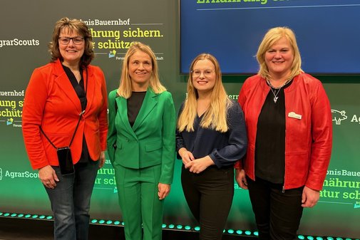 Gruppenfoto auf der Grünen Woche: Juliane Vees, Verena Bentele, Maria Müller und Christine Reitelshöfer.