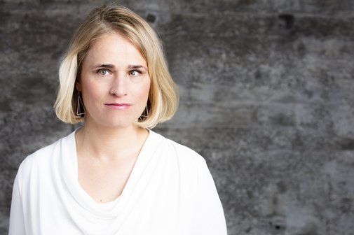 Verena Bentele Das Portraitfoto zeigt VdK-Präsidentin Verena Bentele vor einem grauen Hintergrund.