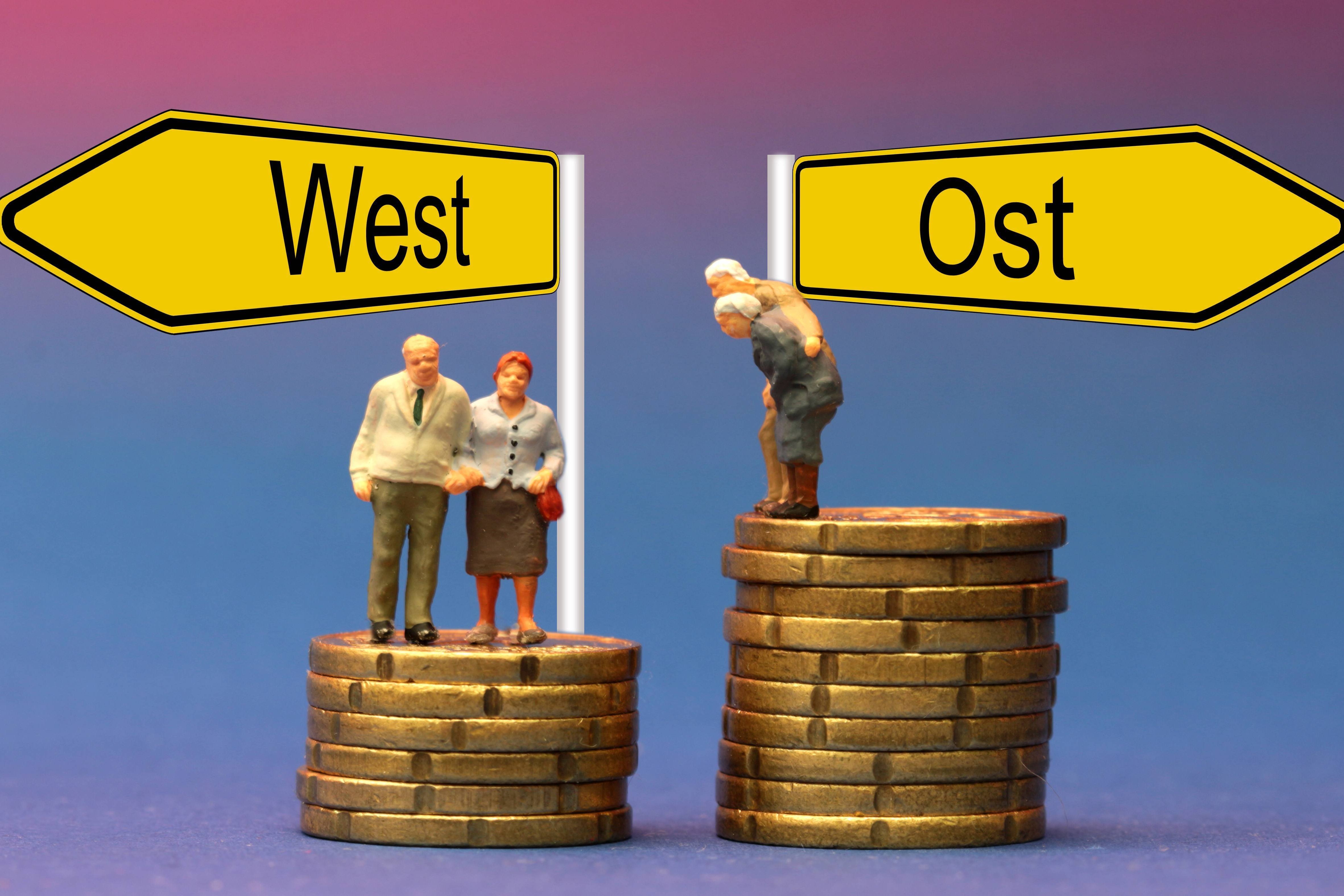 Renten in Ost und West Symbolbild Rentenanpassung in Ost und West: Senioren stehen auf unterschiedlich hohen Münzstapeln