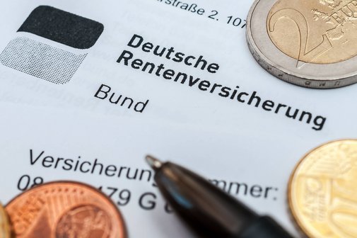 Ein Brief mit dem Briefkopf der Deutschen Rentenversicherung, darauf liegen ein Kugelschreiber und Geldm&uuml;nzen 