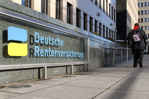 Eine Frau an Gehhilfen auf dem Weg zur Deutschen Rentenversicherung Berlin-Brandenburg, Standort Berlin.