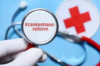 Unterseite eines Stetoskopes mit Aufschrift Krankenhausreform