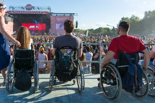 Rollstuhlfahrer auf dem Rollstuhlpodest vor der Hauptbühne des Sziget Festival (Budapest, Ungarn)