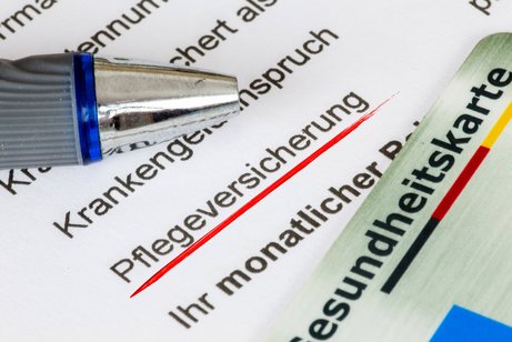 Symbolbild Pflegeversicherung: Nahaufnahme von einem Formular einer Krankenkasse mit Übersicht über die Beiträge 