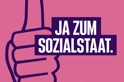 Motiv der VdK-Aktion Jasozial: Grafik in rosa und lila. Zu sehen ist eine Hand, die das "Daumen hoch"-Zeichen macht, und der Schriftzug "Ja zum Sozialstaat"