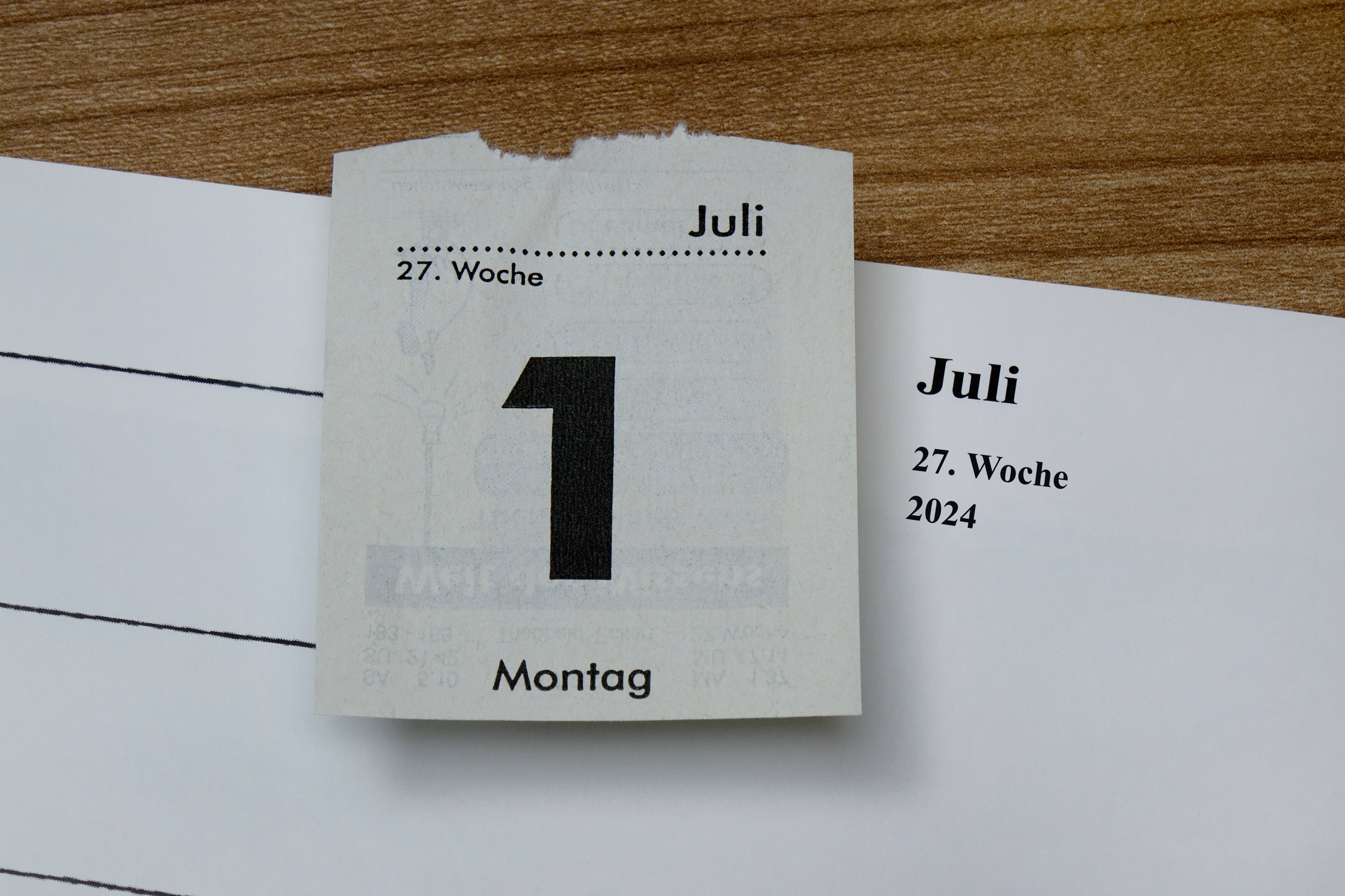 Stichtag 1. Juli Ein abgerissenes Tageskalender-Blatt mit der Aufschrift "Montag, 1. Juli 2024".