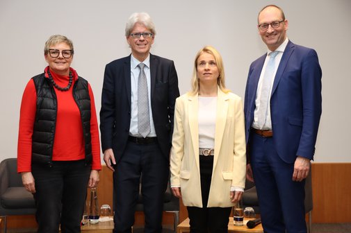 Das Foto zeigt von links nach rechts: Sabine Dittmar, Parlamentarische Staatssekret&auml;rin im Bundesgesundheitsministerium, Michael Pausder, Landesgesch&auml;ftsf&uuml;hrer VdK Bayern, Verena Bentele, Landesvorsitzende VdK Bayern und Bernhard Seidenath, Vorsitzender des Gesundheitsausschusses im Bayerischen Landtag.