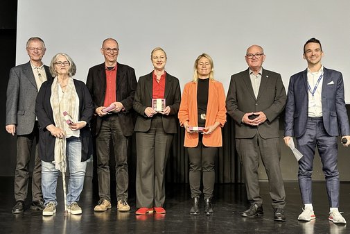 Gruppenbild auf einer Bühne.