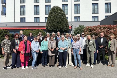 Eine Gruppenbild mit Frauen und einem Mann.