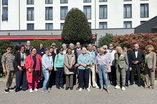 Eine Gruppenbild mit Frauen und einem Mann.