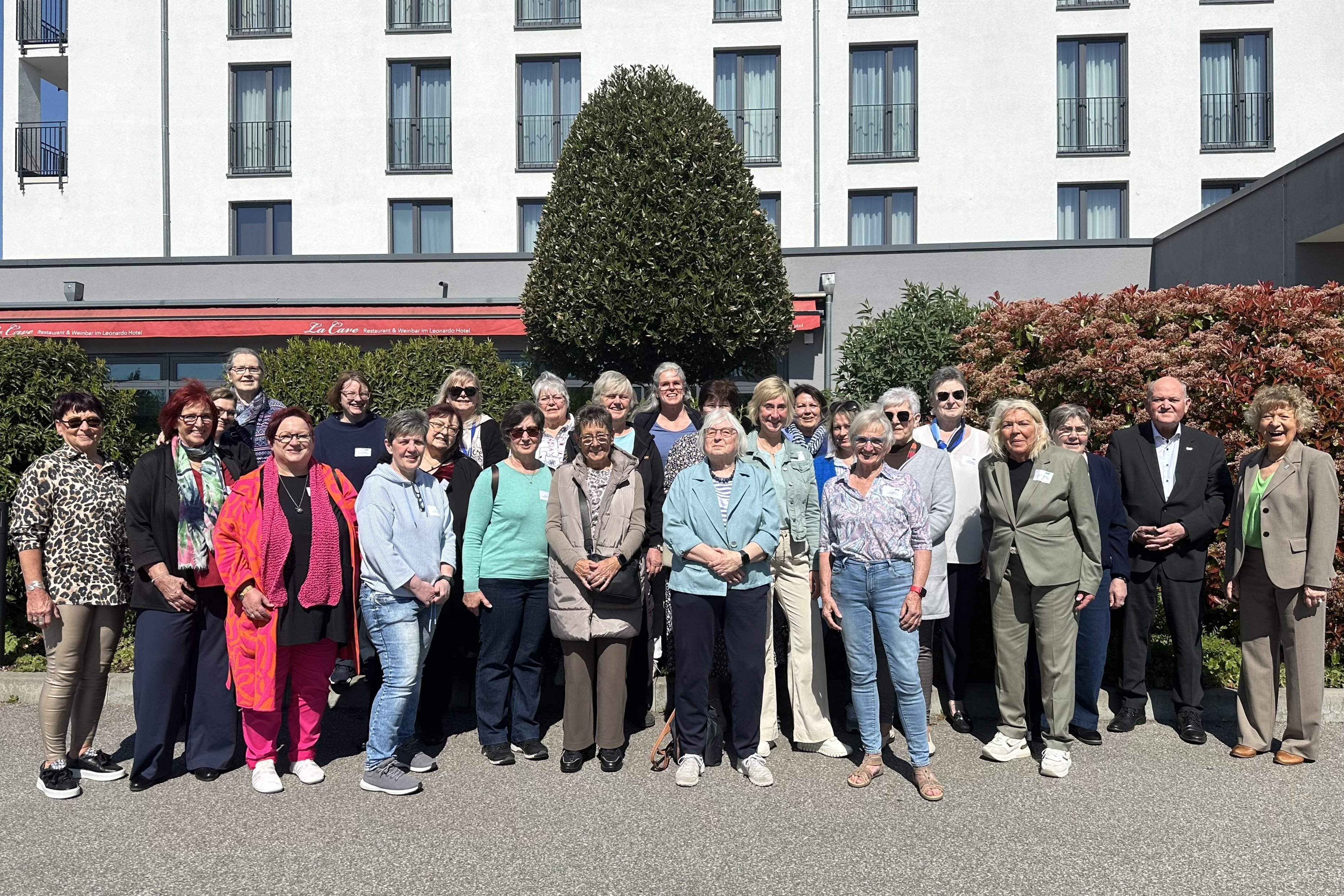 Eine Gruppenbild mit Frauen und einem Mann.
