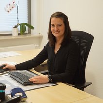 Eine Frau Sitzt an einem Schreibtisch