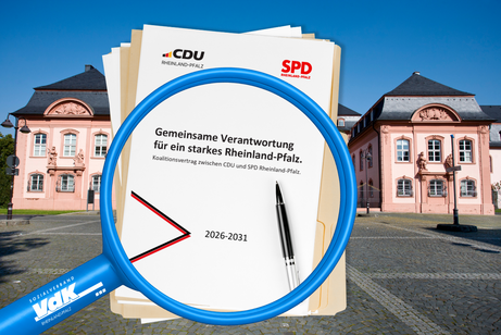 Eine blaue Lupe auf enem Dokument. Im Hintergrund ist der Landtag Rheinland-Pfalz.