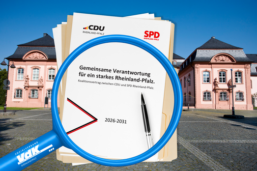 Eine blaue Lupe auf enem Dokument. Im Hintergrund ist der Landtag Rheinland-Pfalz.