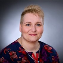 Portr&auml;tbild einer Frau mit kurzen, blonden Haaren