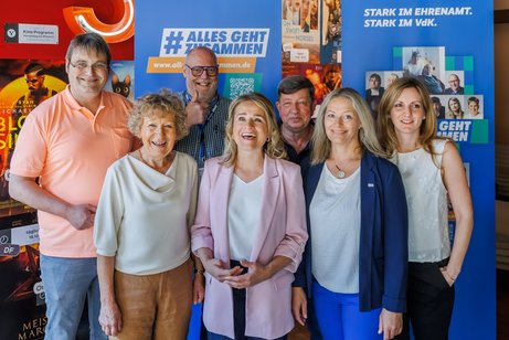 Gruppenfotos mit Frauen und Männern.