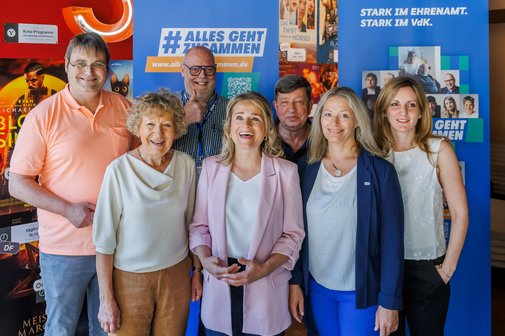 Gruppenfotos mit Frauen und Männern.