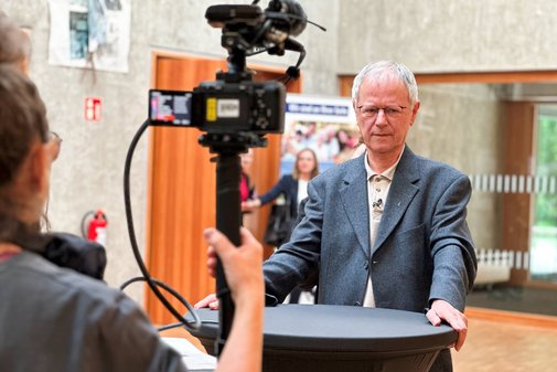Eine Kamerateam filmt einen Mann.