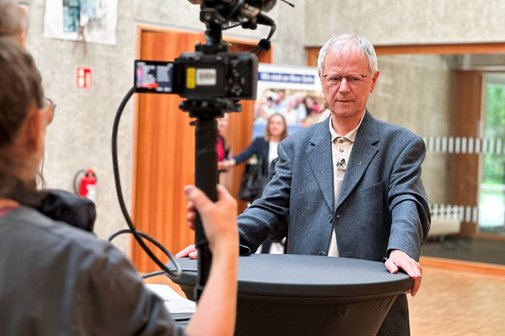 Eine Kamerateam filmt einen Mann.