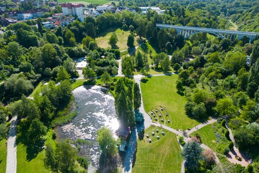 Ein Park mit B&auml;umen und Wiese.