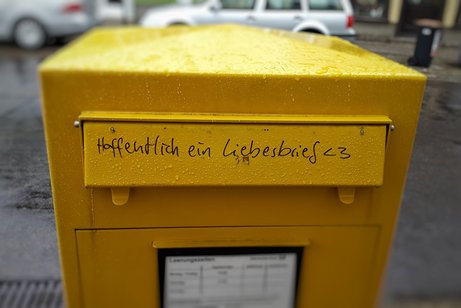 Gelber Briefkasten.