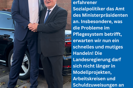 Zwei Männer schütteln Hände.