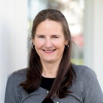 Porträtfoto einer Frau mit langen braunen Haaren.