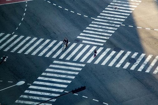 Vier Zebrastreifen bilden ein Kreuz.