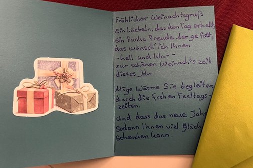 Weihnachtskarte mit Text und Sticker.