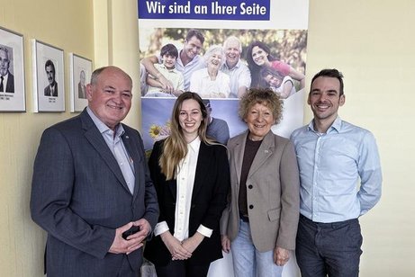 Zwei Frauen und zwei M&auml;nner vor eonem Roll-Up.