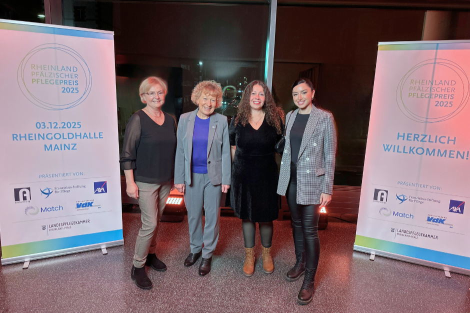 vier Frauen posieren für ein Foto