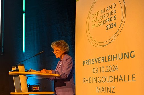 Eine Frau steht am Rednerpult.