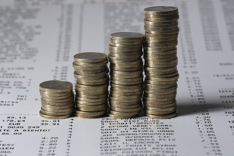 Geldmünzen gestapelt