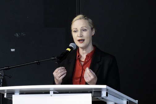Eine Frau am Mikrofon.