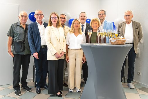 Gruppenbild mit Frauen und M&auml;nnern.