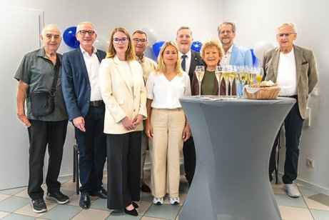 Gruppenbild mit Frauen und Männern.