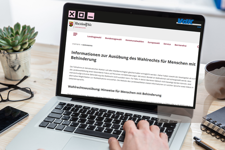 Ein aufgeklappter Laptop.