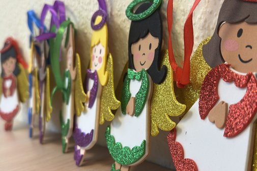 Gebastelte Engel mit Glitzer.