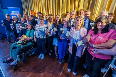 Gruppenfoto von mehreren Menschen.