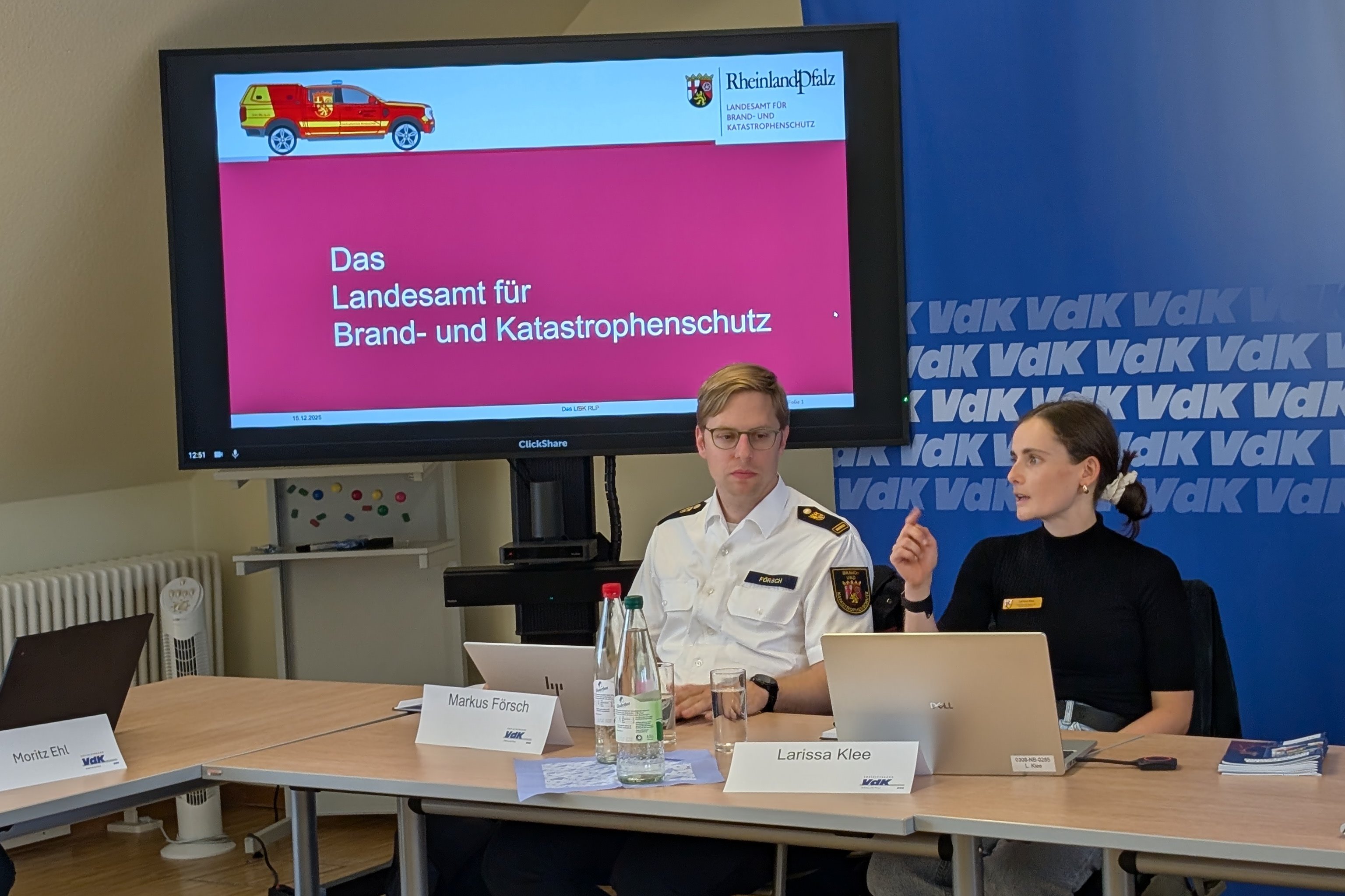 Ein Mann und eine Frau an einem Tisch.