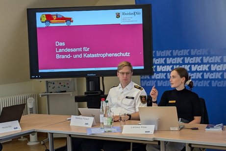 Ein Mann und eine Frau an einem Tisch.