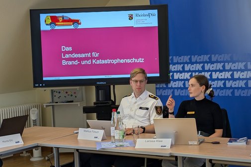 Ein Mann und eine Frau an einem Tisch.