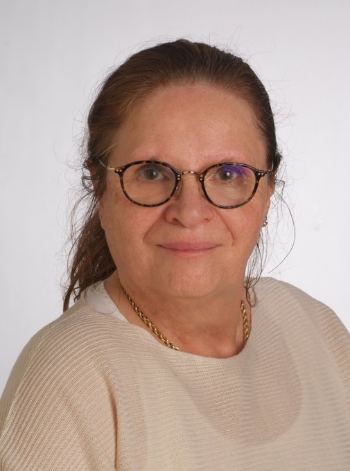 Passbild einer braunhaarigen Frau mit Brille und einem beigen Pulli.