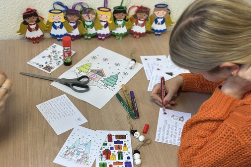 Karten und Bilder auf einem Tisch.