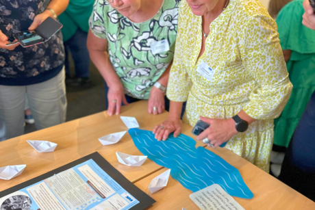 Zwei Kreisfrauenvertrerinnen beteiligen sich an einer Gruppenarbeit