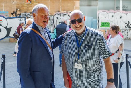 Zwei Männer lachen.