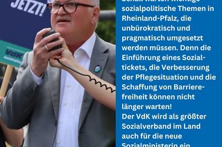 Ein Mann Spricht in ein Megaphone.