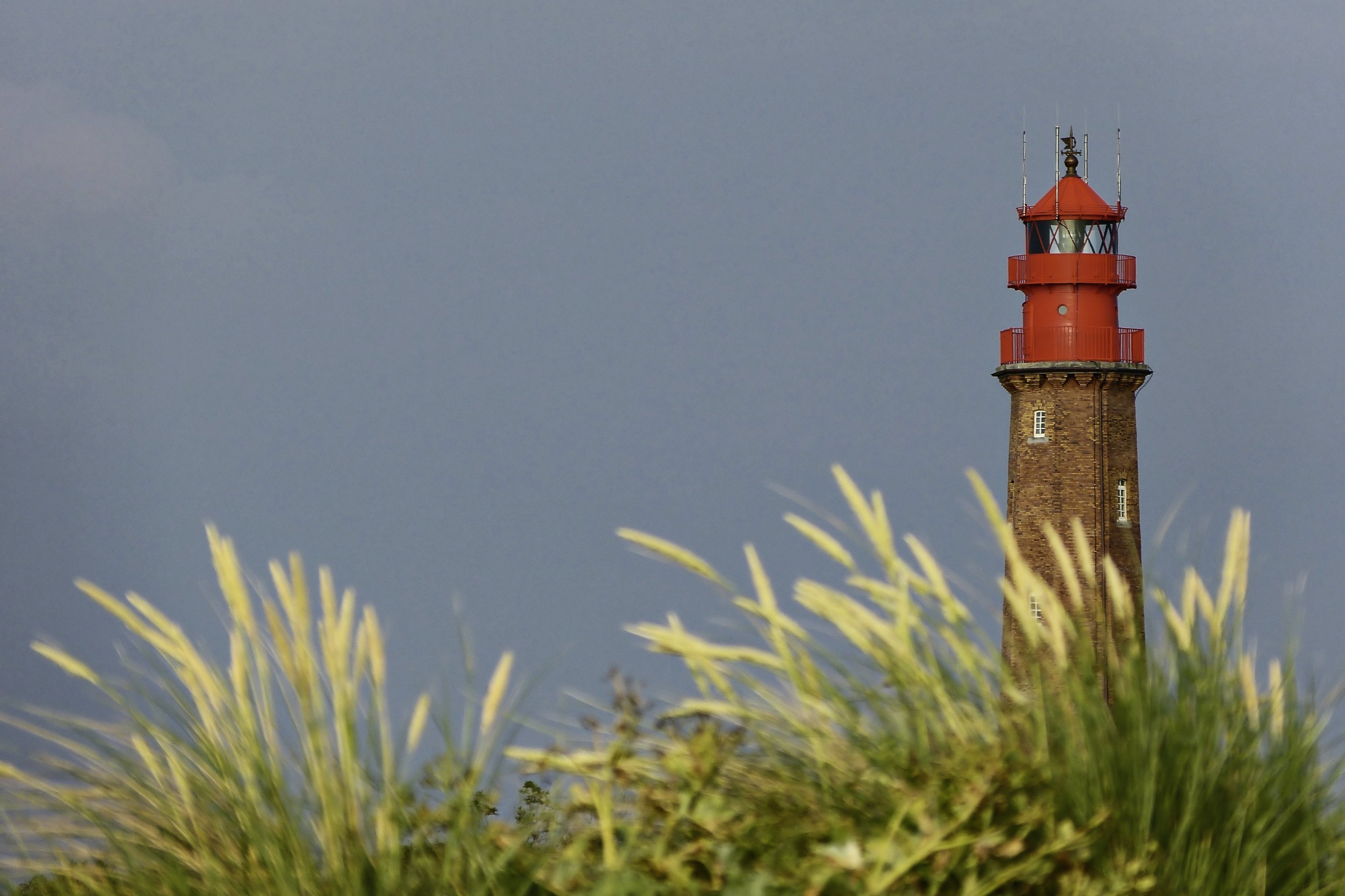 Ein Leuchtturm in Dünen.