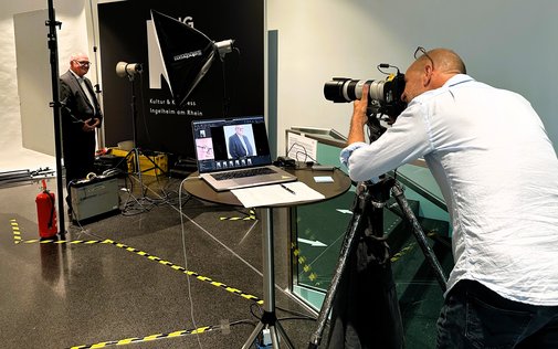 Ein Mann im Anzug wird fotografiert.